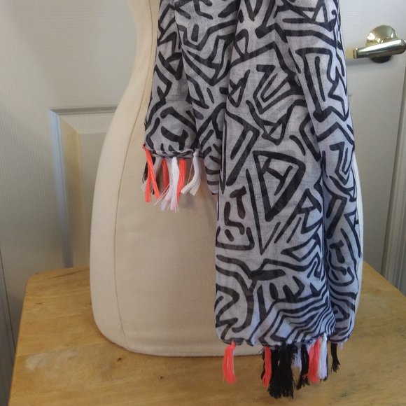 Abstract Black and White Oversized Scarf | New - Picture 4 of 6